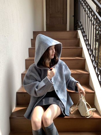 Ženski vuneni kaput, casual dizajn s kapuljačom, srednja duljina, 95% vuna, ručno šiveno, skriveno kopčanje na gumbi