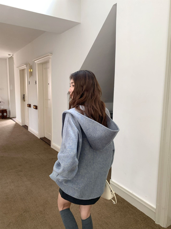 Ženski vuneni kaput, casual dizajn s kapuljačom, srednja duljina, 95% vuna, ručno šiveno, skriveno kopčanje na gumbi