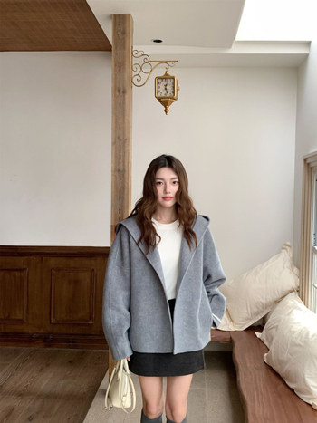 Ženski vuneni kaput, casual dizajn s kapuljačom, srednja duljina, 95% vuna, ručno šiveno, skriveno kopčanje na gumbi