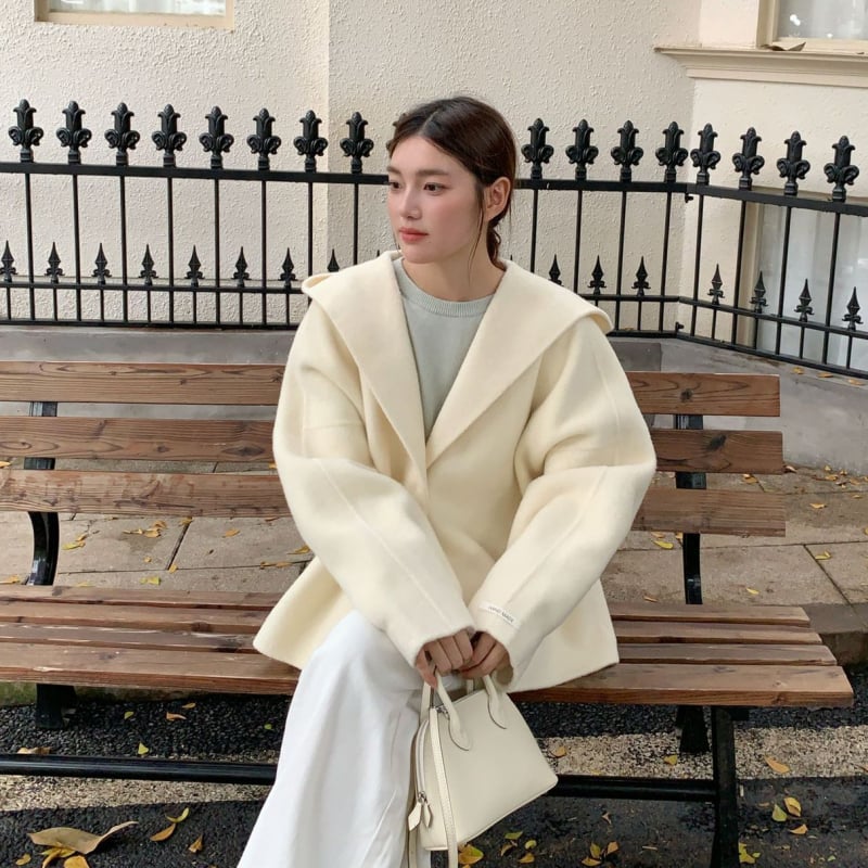 Ženski vuneni kaput, casual dizajn s kapuljačom, srednja duljina, 95% vuna, ručno šiveno, skriveno kopčanje na gumbi