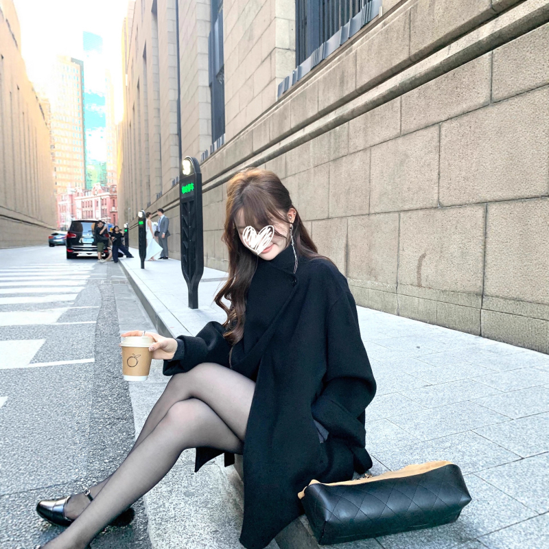 Ženski kaput od vunene smjese, srednja duljina, rever, jednostrano kopčanje, zima 2025