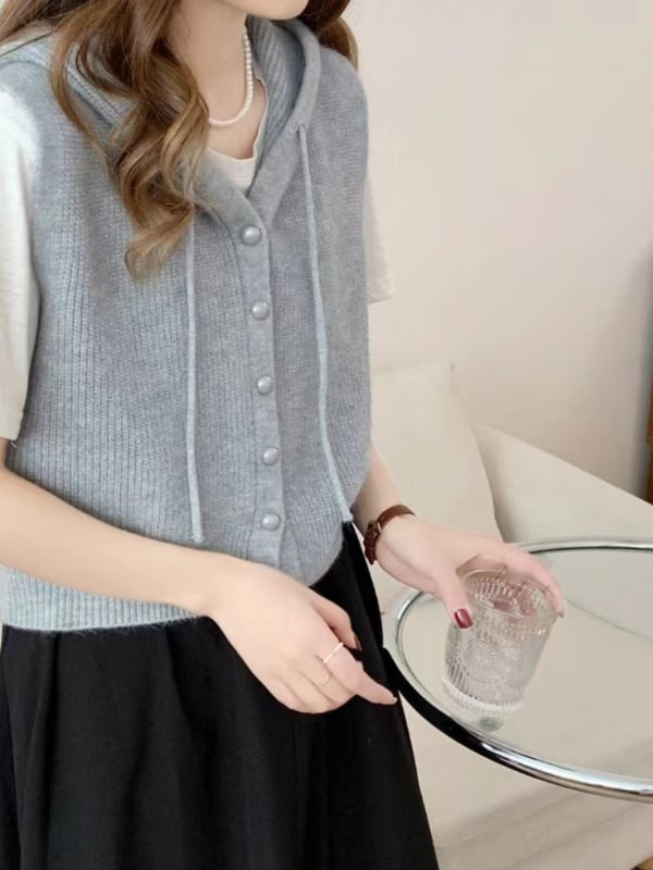 Дамска качулкава плетена жилетка, едноцветна, вълнена смес с акрил и полиестер (30–50% акрил; полиестер <30%), вдъхновена от колежански стил кардиган