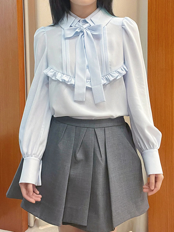 Ацетатен шифон риза с планка с връзки и катарами, фонарен ръкав, двойна яка, свободна кройка