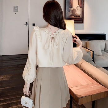 Bluza cu volane, mărgele și bretele; mâneci lungi; guler semi-turtleneck; imprimeu peisaj urban