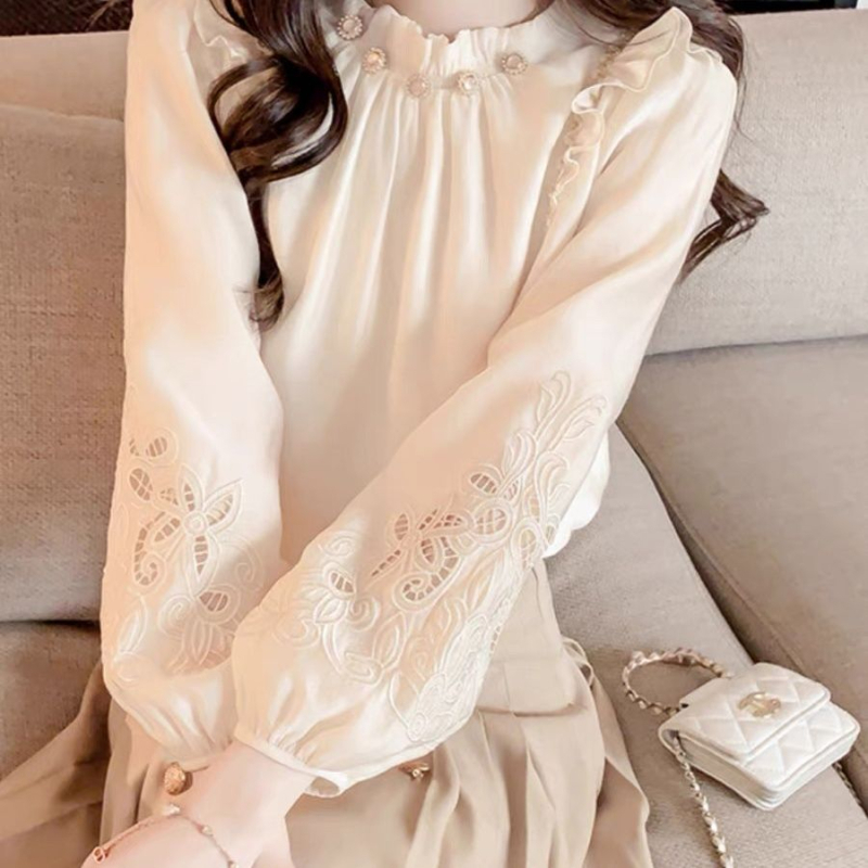 Bluza cu volane, mărgele și bretele; mâneci lungi; guler semi-turtleneck; imprimeu peisaj urban