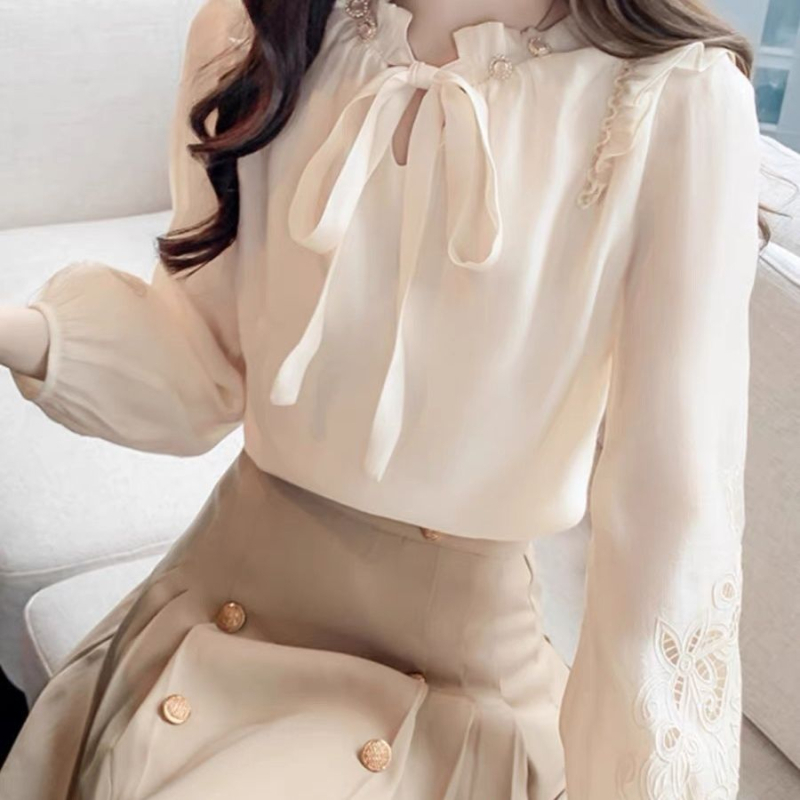 Bluza cu volane, mărgele și bretele; mâneci lungi; guler semi-turtleneck; imprimeu peisaj urban