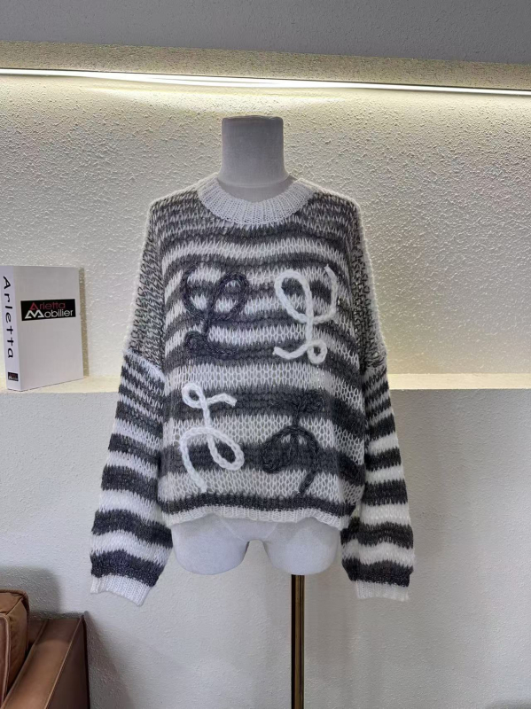 Bez rukava pleteni top s motivom slova, ručno kukičan, opušten oblik, okrugli izrez, materijal: akrilna smjesa