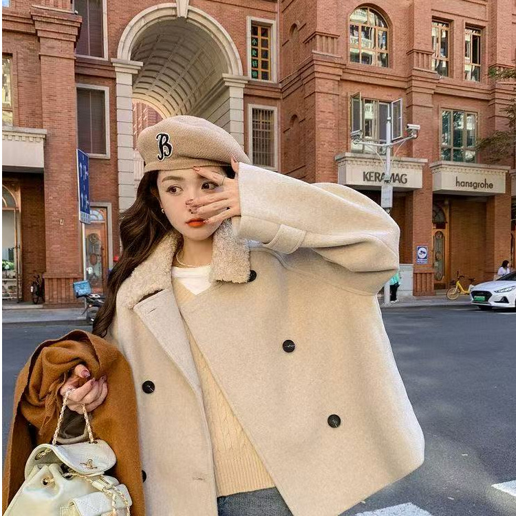 Женско късо палто от полиестер с яка от агнешка козина, двойно закопчаване, свободен силует, дължина 40-50 см