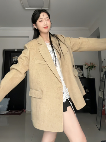 Вълнено палто Хепбърн вдъхновено, със средна дължина, яка от козина, свободна кройка, дълги ръкави