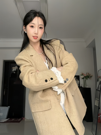 Вълнено палто Хепбърн вдъхновено, със средна дължина, яка от козина, свободна кройка, дълги ръкави