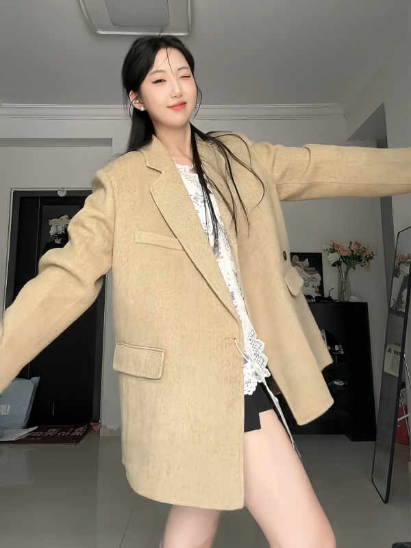 Вълнено палто Хепбърн вдъхновено, със средна дължина, яка от козина, свободна кройка, дълги ръкави