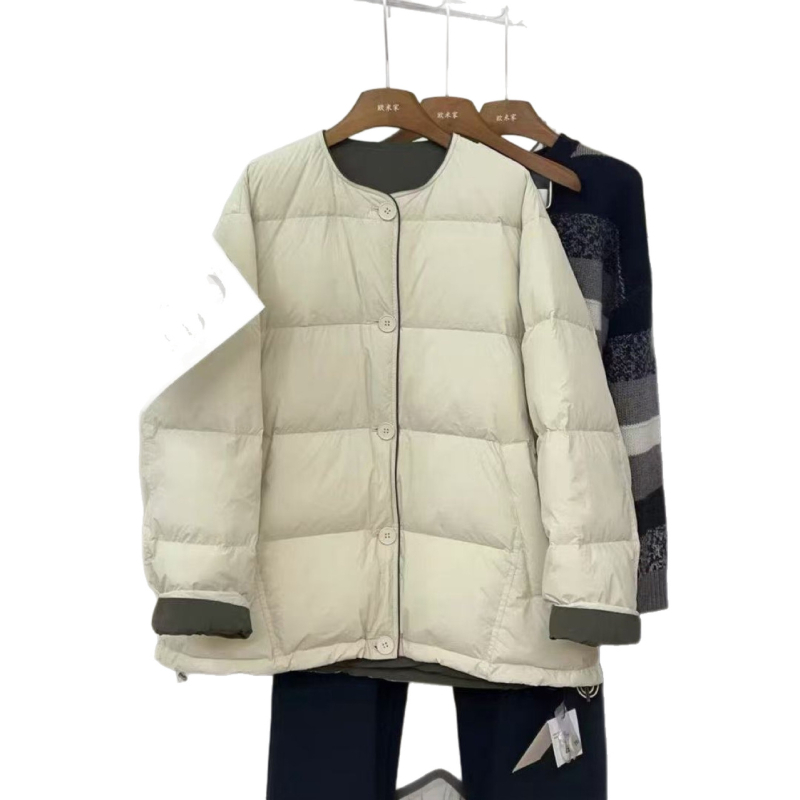 Jakna s perjem, debeli kroj, sadržaj perja 66–70%, punilo 401–450 g, raglan rukavi, jednostruko kopčanje