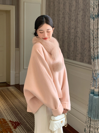 Дамско палто от вълна с яка от лисица, средна дължина 50–65 cm, реглан ръкави, закопчаване с три копчета