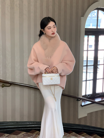 Дамско палто от вълна с яка от лисица, средна дължина 50–65 cm, реглан ръкави, закопчаване с три копчета