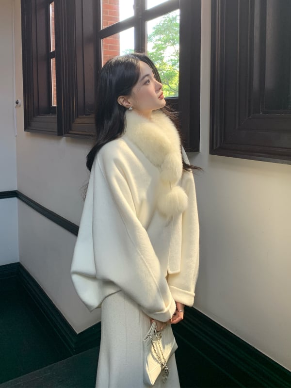 Дамско палто от вълна с яка от лисица, средна дължина 50–65 cm, реглан ръкави, закопчаване с три копчета