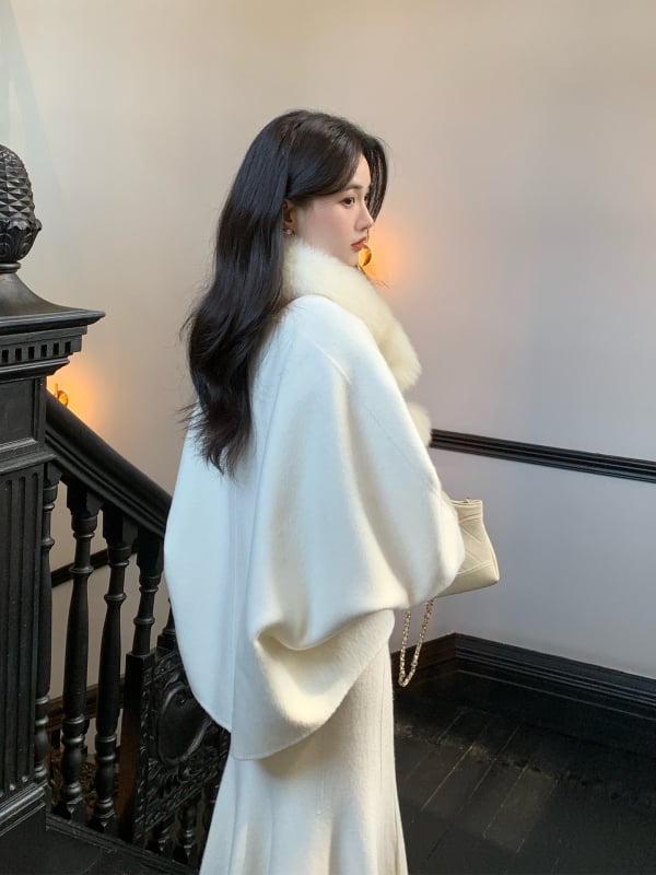 Дамско палто от вълна с яка от лисица, средна дължина 50–65 cm, реглан ръкави, закопчаване с три копчета