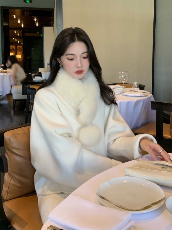 Дамско палто от вълна с яка от лисица, средна дължина 50–65 cm, реглан ръкави, закопчаване с три копчета