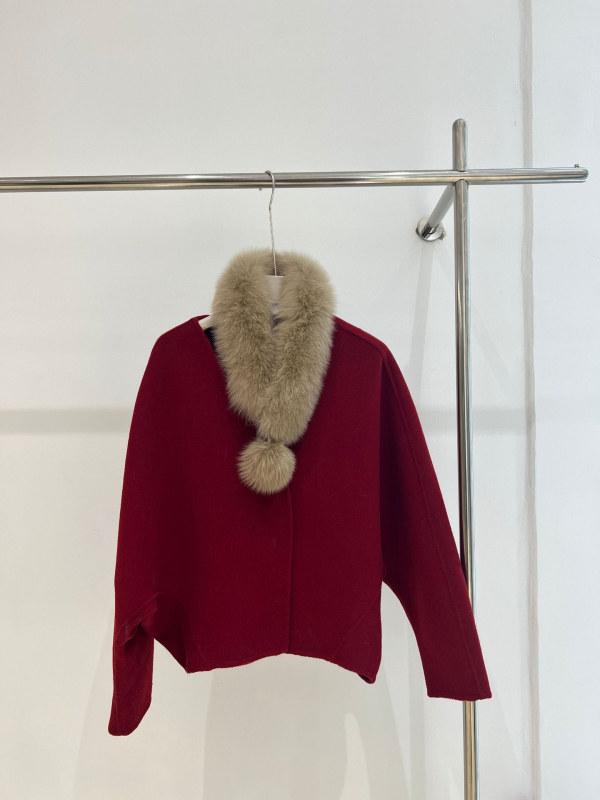 Дамско палто от вълна с яка от лисица, средна дължина 50–65 cm, реглан ръкави, закопчаване с три копчета