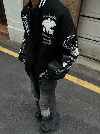 Бейсболно яке с бродиран патчворк, стойкова яка, едноредово закопчаване, свободна кройка, вълнена материя