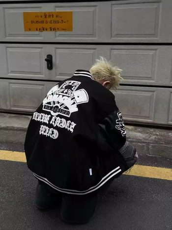 Бейсболно яке с бродиран патчворк, стойкова яка, едноредово закопчаване, свободна кройка, вълнена материя