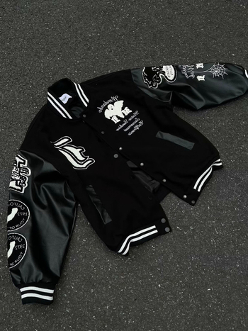 Бейсболно яке с бродиран патчворк, стойкова яка, едноредово закопчаване, свободна кройка, вълнена материя