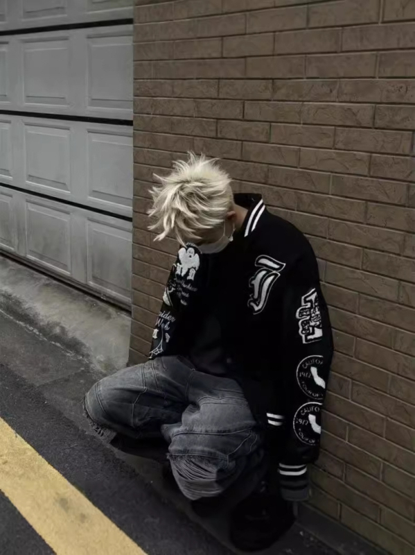 Бейсболно яке с бродиран патчворк, стойкова яка, едноредово закопчаване, свободна кройка, вълнена материя