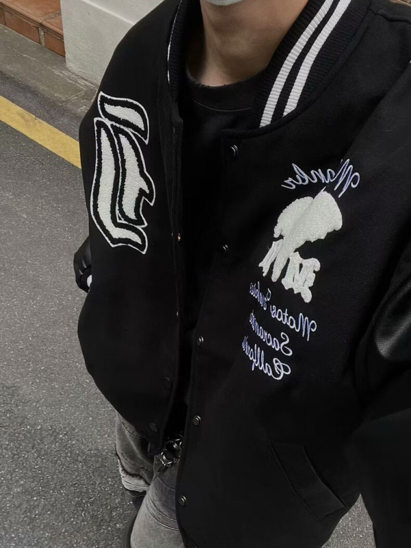 Бейсболно яке с бродиран патчворк, стойкова яка, едноредово закопчаване, свободна кройка, вълнена материя