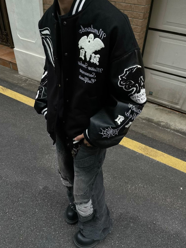 Бейсболно яке с бродиран патчворк, стойкова яка, едноредово закопчаване, свободна кройка, вълнена материя