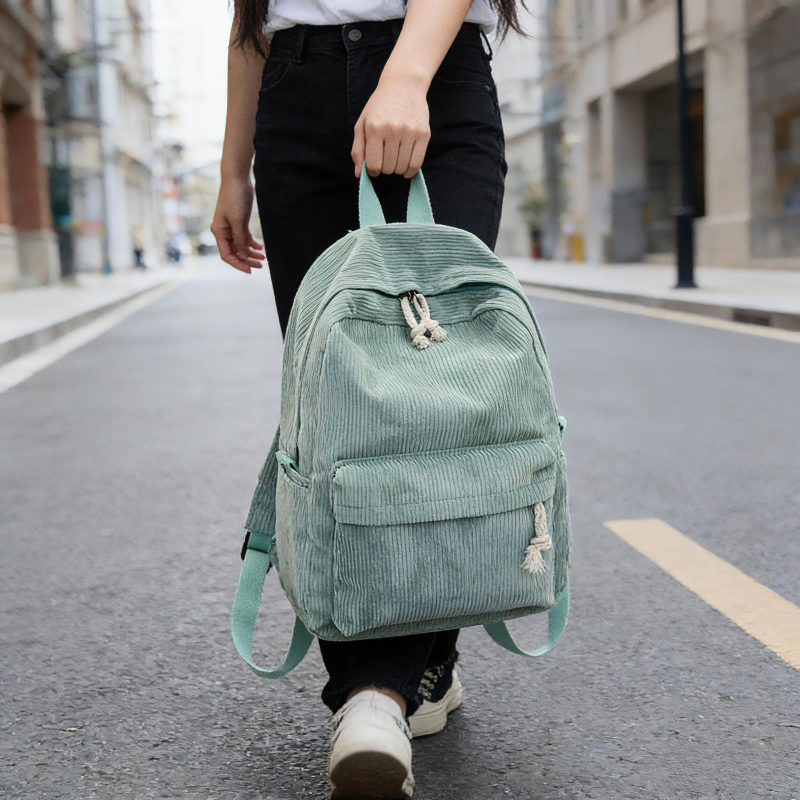 Раница велурова с урбанистичен минималистичен стил, подплата полиестер, вътрешен джоб с цип, затваряне с цип