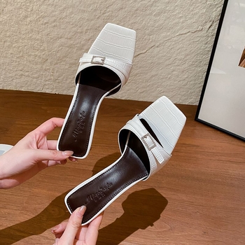 Сандали с една презрамка, остър нос, горна част от супер фибър, подметка от гума, ток над 8 см, тънък ток.