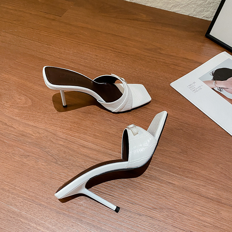 Сандали с една презрамка, остър нос, горна част от супер фибър, подметка от гума, ток над 8 см, тънък ток.