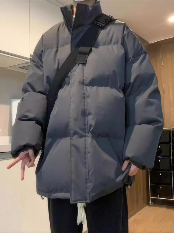 Muški zimski kaput od poliestera s punilom od vlakana sličnih svili i podstavom od istih vlakana, zatvarač, stojeći ovratnik