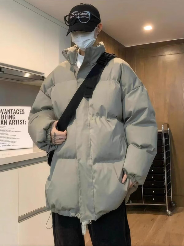 Muški zimski kaput od poliestera s punilom od vlakana sličnih svili i podstavom od istih vlakana, zatvarač, stojeći ovratnik