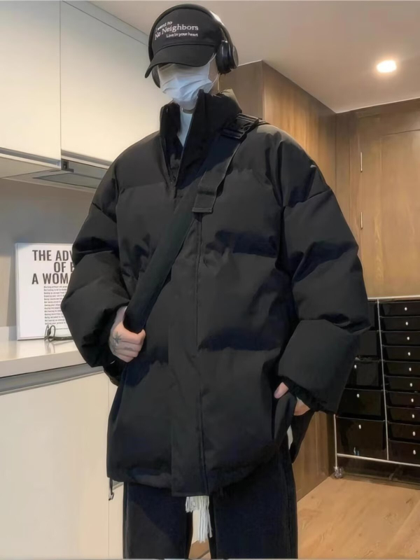 Muški zimski kaput od poliestera s punilom od vlakana sličnih svili i podstavom od istih vlakana, zatvarač, stojeći ovratnik