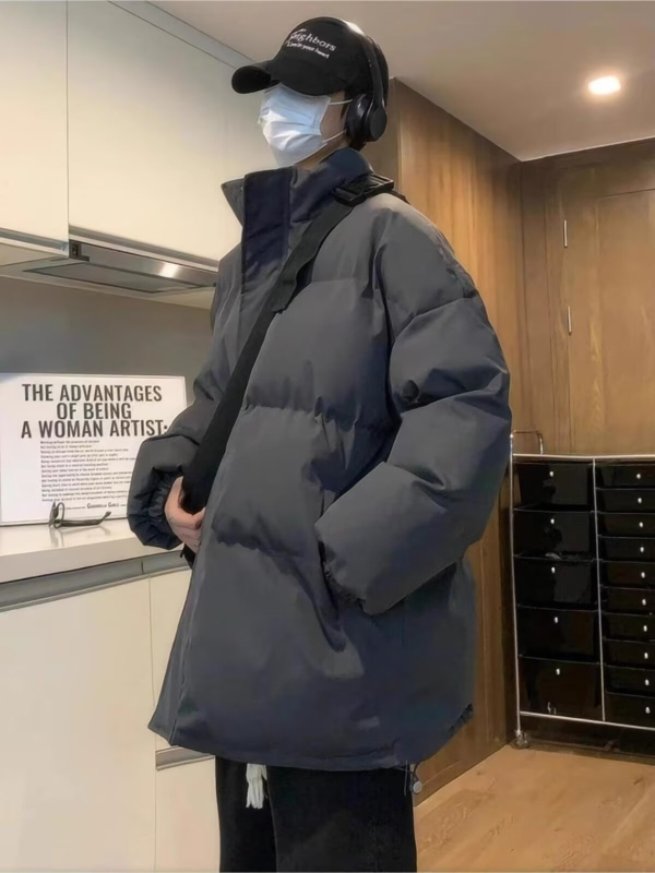 Muški zimski kaput od poliestera s punilom od vlakana sličnih svili i podstavom od istih vlakana, zatvarač, stojeći ovratnik