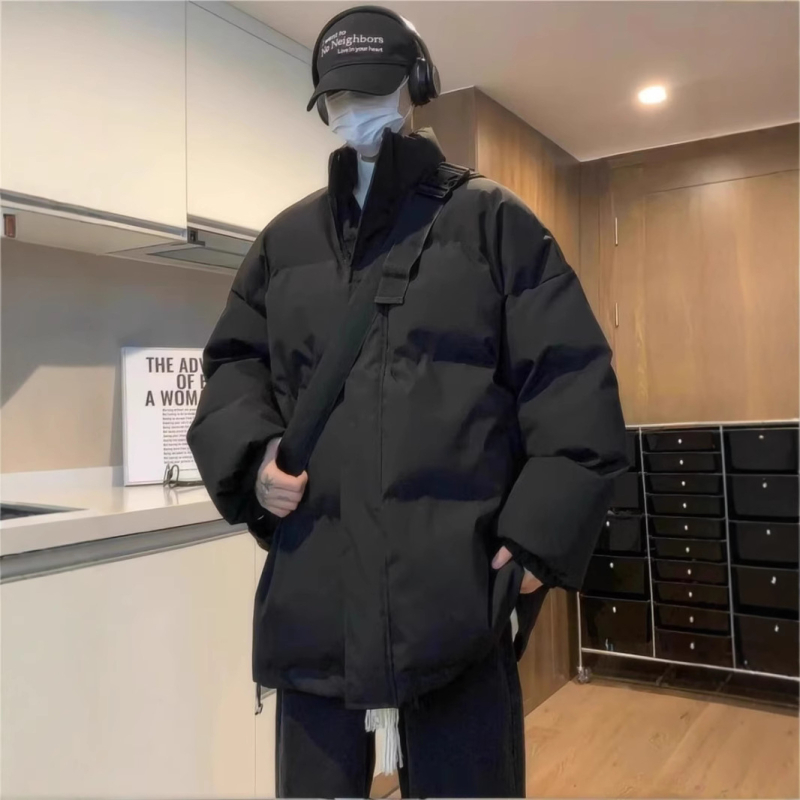 Muški zimski kaput od poliestera s punilom od vlakana sličnih svili i podstavom od istih vlakana, zatvarač, stojeći ovratnik