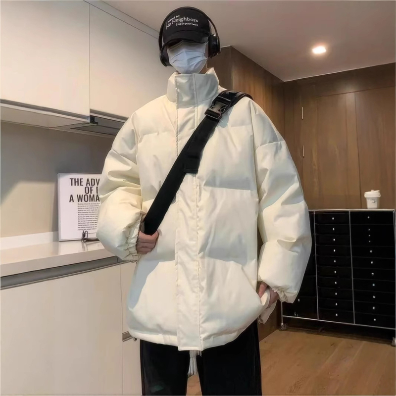 Muški zimski kaput od poliestera s punilom od vlakana sličnih svili i podstavom od istih vlakana, zatvarač, stojeći ovratnik