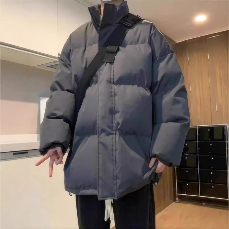 Muški zimski kaput od poliestera s punilom od vlakana sličnih svili i podstavom od istih vlakana, zatvarač, stojeći ovratnik