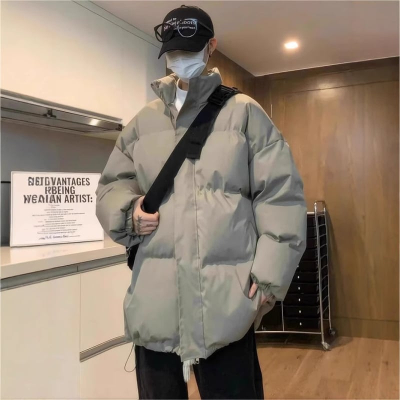 Muški zimski kaput od poliestera s punilom od vlakana sličnih svili i podstavom od istih vlakana, zatvarač, stojeći ovratnik