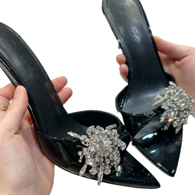 Mary qi Sandale s oštrim nosom, jednim remenom i kristalima, visoke stileto štikle, otvoreni prst, gumena potplata, gornji i unutarnji materijal od super vlakna, proljeće 2024