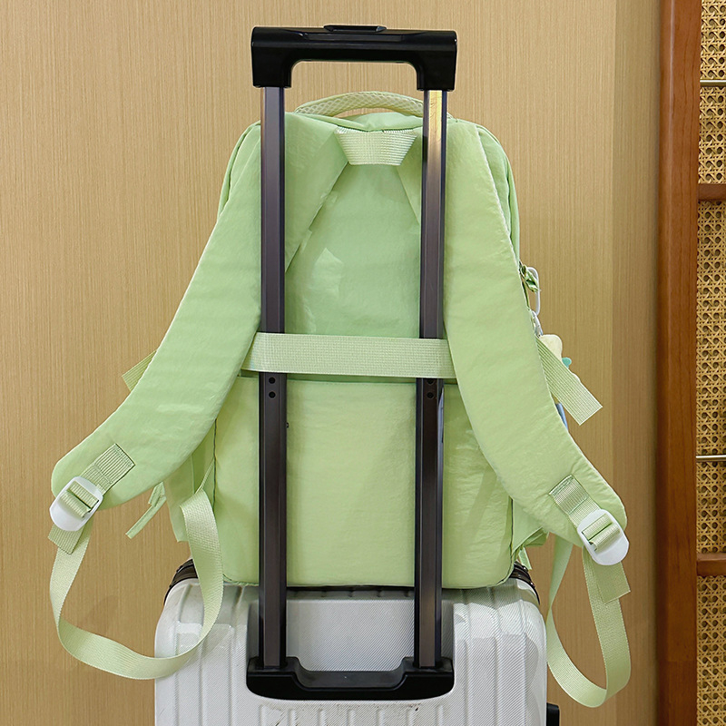 Ženski ruksak od najlona, kapacitet 20–35 L, prozračan dizajn, zakrivljene naramenice, pretinac za prijenosno računalo