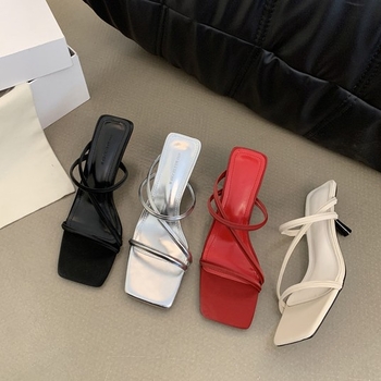 Rimske sandale s kvadratnim vrhom, diagonala traka, zatvaranje straga vezanjem, gumeni potplat, uski potpetica 3–6 cm