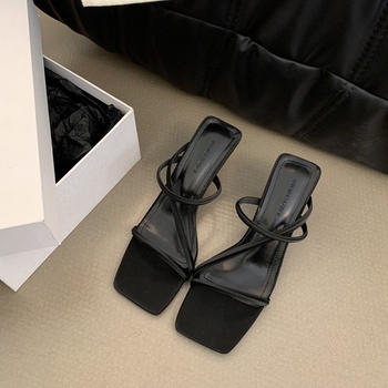 Rimske sandale s kvadratnim vrhom, diagonala traka, zatvaranje straga vezanjem, gumeni potplat, uski potpetica 3–6 cm