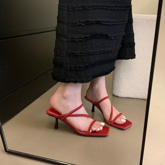 Rimske sandale s kvadratnim vrhom, diagonala traka, zatvaranje straga vezanjem, gumeni potplat, uski potpetica 3–6 cm