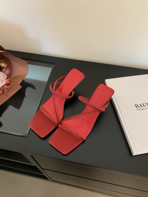 Rimske sandale s kvadratnim vrhom, diagonala traka, zatvaranje straga vezanjem, gumeni potplat, uski potpetica 3–6 cm