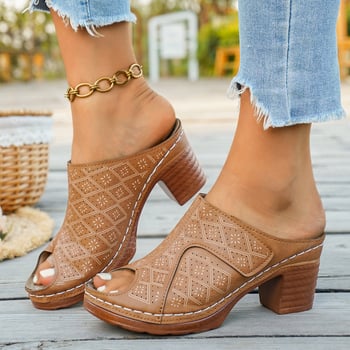 Egypántos, euro‑amerikai stílusú szandál, PU felső rész, gumírozott talp, vastag sarok 6–8 cm, lábujj formája: hal alakú, nyár 2026