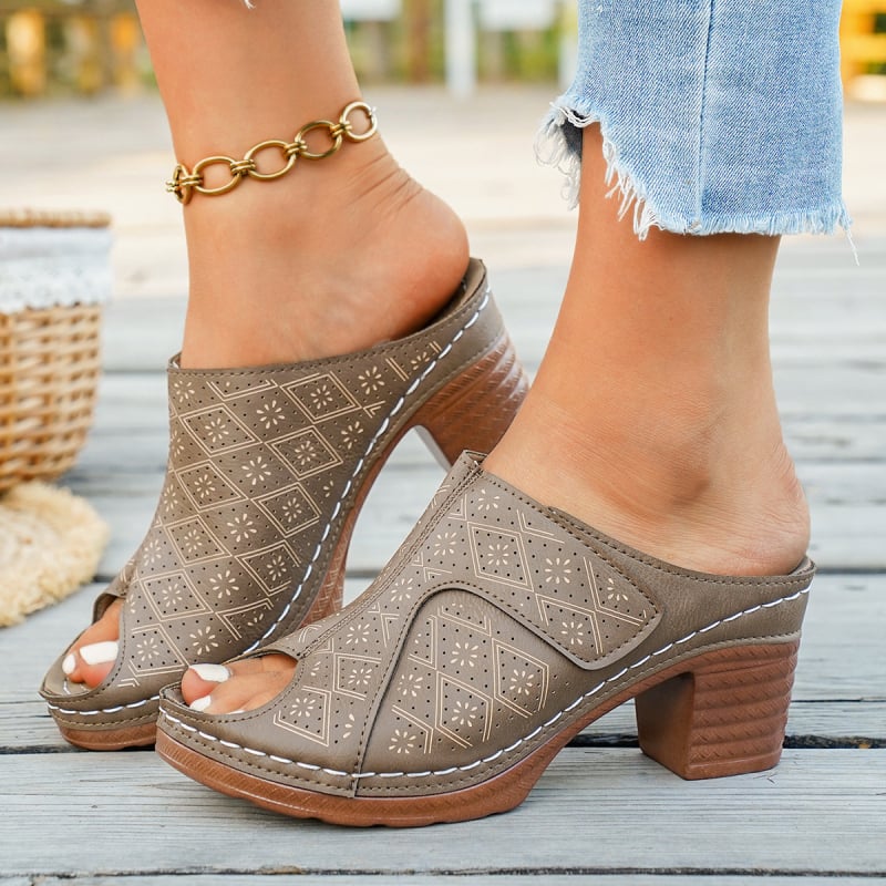 Egypántos, euro‑amerikai stílusú szandál, PU felső rész, gumírozott talp, vastag sarok 6–8 cm, lábujj formája: hal alakú, nyár 2026