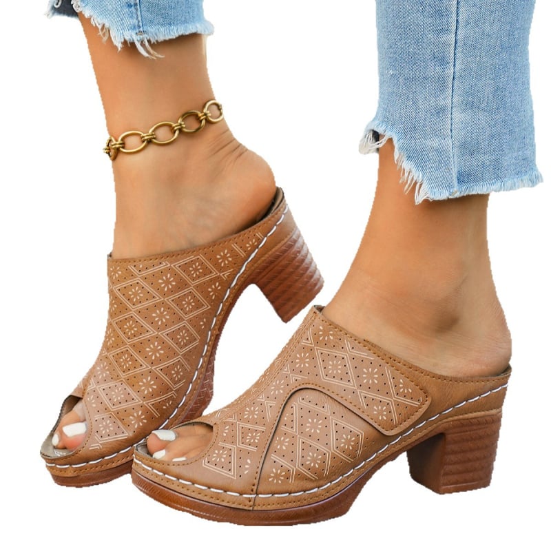 Egypántos, euro‑amerikai stílusú szandál, PU felső rész, gumírozott talp, vastag sarok 6–8 cm, lábujj formája: hal alakú, nyár 2026