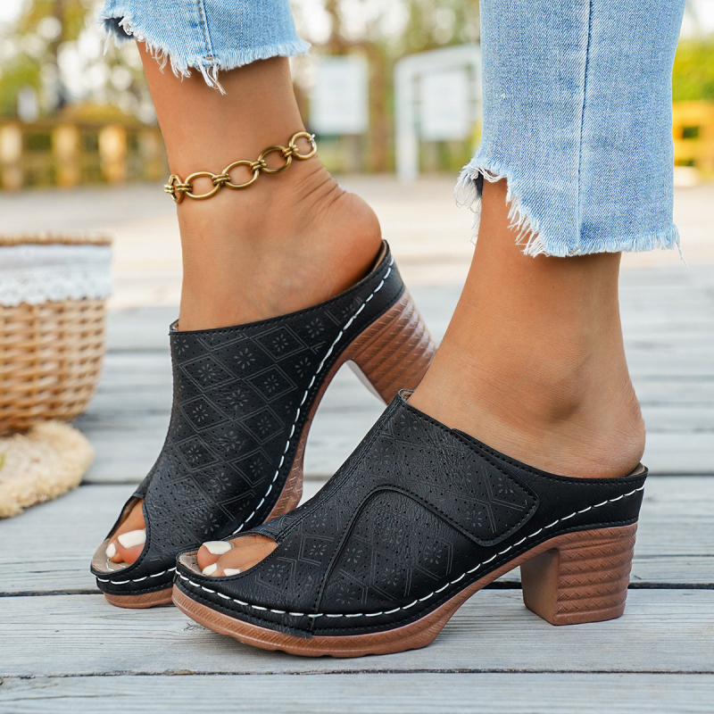 Egypántos, euro‑amerikai stílusú szandál, PU felső rész, gumírozott talp, vastag sarok 6–8 cm, lábujj formája: hal alakú, nyár 2026