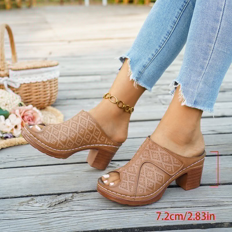 Egypántos, euro‑amerikai stílusú szandál, PU felső rész, gumírozott talp, vastag sarok 6–8 cm, lábujj formája: hal alakú, nyár 2026